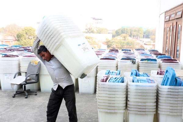 फागुन २१ को निर्वाचनका लागि सामग्री ढुवानी तीव्र